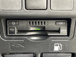 【ETC】有料道路を利用する際に料金所で停止することなく通過できる、ETC車載器（ノンストップ自動料金収受システム機器）が装備されています。セットアップを行うことで利用可能になります。