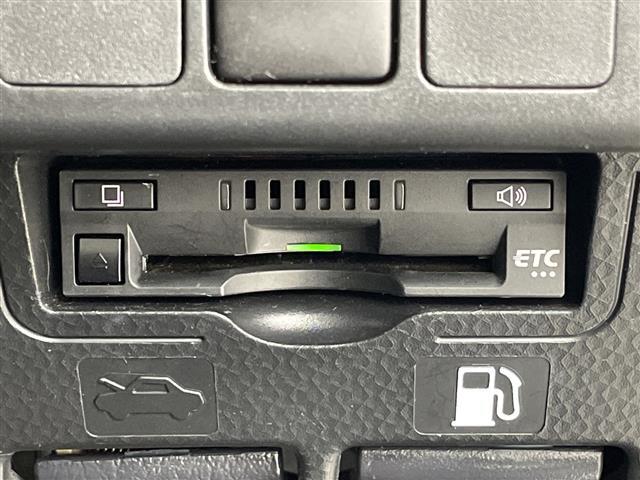 【ETC】有料道路を利用する際に料金所で停止することなく通過できる、ETC車載器（ノンストップ自動料金収受システム機器）が装備されています。セットアップを行うことで利用可能になります。