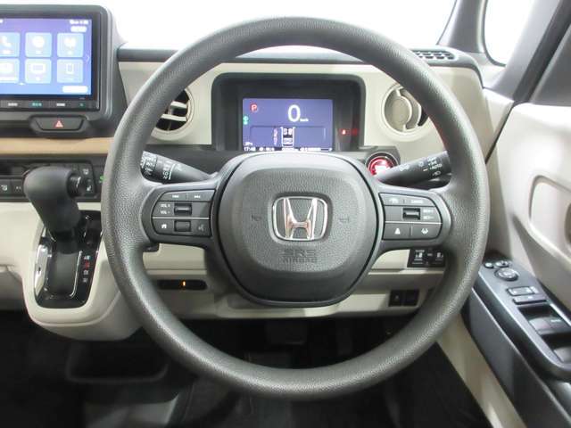 ハンドルの両側に操作ボタンが付いております。運転しながら操作ができるのでとっても便利！