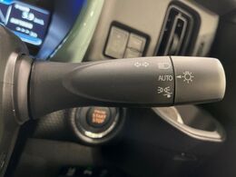 【オートライト】周りの明るさに応じて自動でヘッドライトの点灯・消灯ができる機能です！ライトの付け忘れ・消し忘れなどが無くなり、雨の日や夕方の走行も安心！トンネル通過時も便利ですね♪