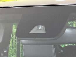 【ホンダセンシング】走行中に前方の車両等を認識し、衝突しそうな時は警報とブレーキで衝突回避と被害軽減をアシスト。より安全にドライブをお楽しみいただけます。