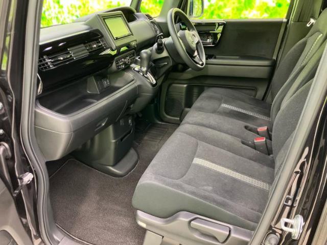 WECARSでは各商談席に大型モニターをご用意しております！見やすい大画面でゆったりと全国の在庫をご覧いただけます！是非ご来店お待ちしております！