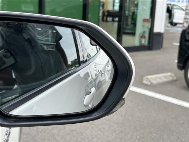 【ブラインドスポットモニター （BSM）】隣車線上の側方および後方から接近する車両を検知すると検知した側のドアミラーが点灯し、ウインカーを出すとインジケーターの点滅と警報音で警告する安全装置です！