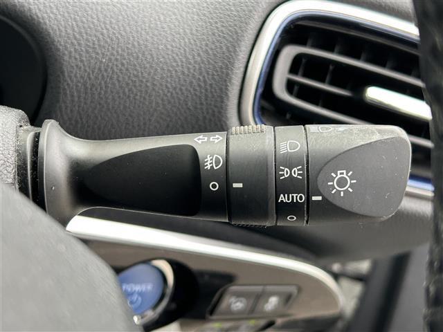 【オートライト（AUTO）】外の明るさをシステムが感知して、自動でヘッドライトが点灯します！ヘッドライトをつけ忘れを防ぐ便利機能です。