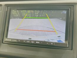 【バックカメラ】駐車時に後方がリアルタイム映像で確認できます。大型商業施設や立体駐車場での駐車時や、夜間のバック時に大活躍！運転スキルに関わらず、今や必須となった装備のひとつです！