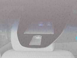 【シティブレーキアクティブシステム】低速走行中に前方の車両等を認識し、衝突しそうな時は警報とブレーキで衝突回避と被害軽減をアシスト。より安全にドライブをお楽しみいただけます。