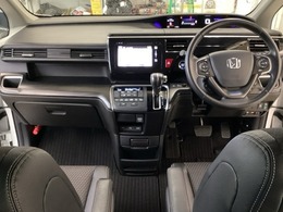 車内は光触媒抗菌消臭施工済です。インパネ周りはスタイリッシュなデザインで機能や装備も充実しています。グローブボックスやカップホルダーのほかにトレーなどたくさんの収納スペースが付いています。