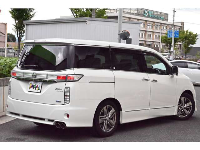 【徹底したクリーニング】弊社ではご入庫時にできる限り新車当時の姿に近づけられるよう、徹底的にクリーニング致しております。