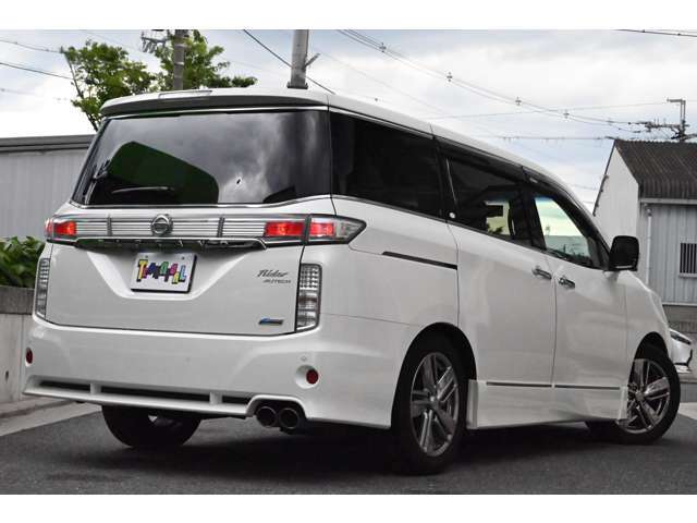 【徹底したクリーニング】弊社ではご入庫時にできる限り新車当時の姿に近づけられるよう、徹底的にクリーニング致しております。