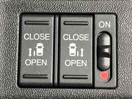 【両側パワースライドドア】スマートキーや運転席のスイッチで後席両側スライドドアの開閉が可能♪電動だから力を入れてドアを開ける必要が無く、小さなお子様でも簡単に開け閉めでき快適です♪