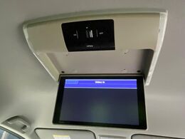 【フリップダウンモニター】大画面モニターで後席でもエンタメをお楽しみいただけます。小さなお子様にも大人気の装備です♪