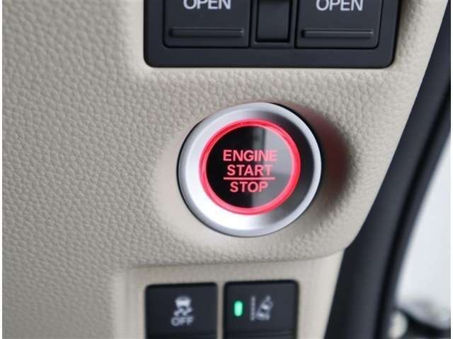 【スマートキー】を車の中に持ち込んでブレーキを踏みボタンを押すだけでエンジンスタート！キーを取り出し刺したり・回したりが無くとても便利です☆