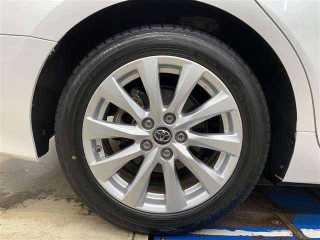 デザイン性にも優れた純正アルミホイールです。　215/55R17インチ