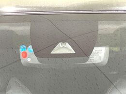 【トヨタセーフティセンス】走行中に前方の車両等を認識し、衝突しそうな時は警報とブレーキで衝突回避と被害軽減をアシスト。より安全にドライブをお楽しみいただけます。