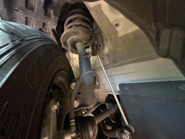 お車を安心してお乗りいただく為には、足回りの定期点検が欠かせません。サービスサポート（有償保証）では無料点検もご提供しており、安心のカーライフをお過ごしいただけるサポート体制が整っています。