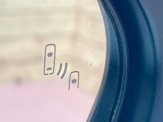 【ブラインドスポットモニター】走行中、ドアミラーの死角になりやすい箇所に後続車が接近するとサイドミラーのレンズに警告を表示！ドライバーに注意喚起をしてくれます。