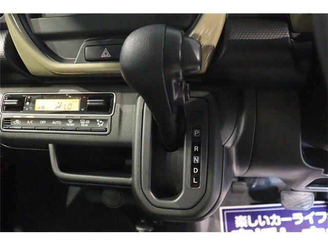 ステアリングホイールからスムーズに持ちかえられるインパネシフトを採用。シフトノブをコンパクト化し、女性でも操作しやすいサイズです