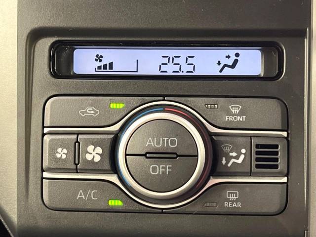 【オートエアコン】一度お好みの温度に設定すれば、車内の温度を検知し風量や温度を自動で調整。暑い…寒い…と何度もスイッチ操作をする必要はありません。快適な車内空間には必須の機能ですね♪
