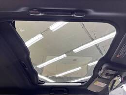 【ガラスルーフ】ガラスルーフ搭載で車内の解放感が一気にアップ！開放的なドライブをお楽しみいただけます。