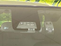 【トヨタセーフティセンス】走行中に前方の車両等を認識し、衝突しそうな時は警報とブレーキで衝突回避と被害軽減をアシスト。より安全にドライブをお楽しみいただけます。