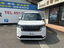 お車を安心してお使い頂くため、当社ではエンジンオイル・オイルエレメント・ワイパーゴム・バッテリー・キーレス電池・発炎筒は交換して納車致します。（本体価格が30万円以上のお車に限る）