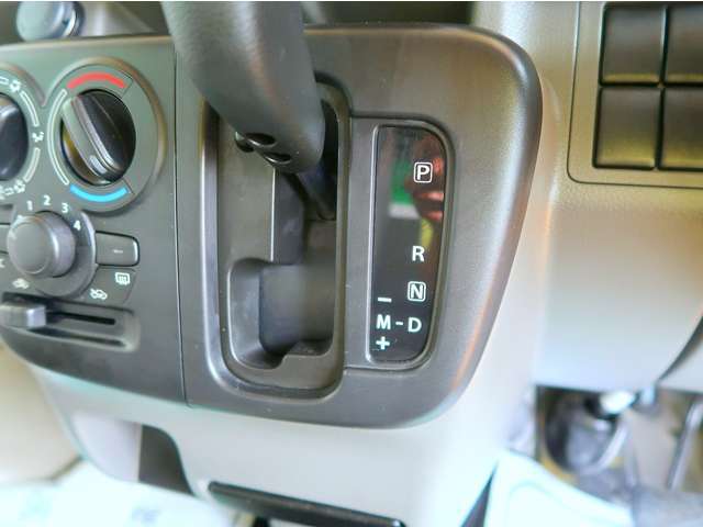 マニュアルモード付きのシフトレバーで走行も楽しめます！エンジンブレーキや高速道路の加速時に役立ちます！運転してる実感があり楽しくなること間違いなしっ！上手く使いこなせれば燃費の向上になるかも！？
