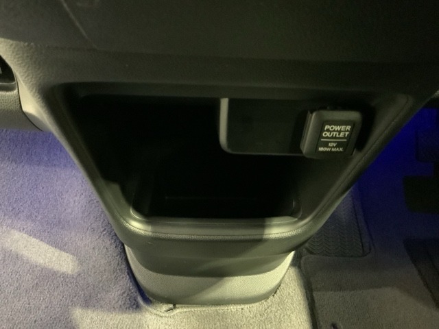 運転席、助手席間には小物入れがあります。