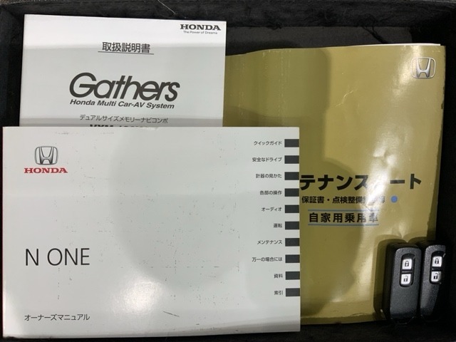 スマートキーは鍵をバッグに入れたままでもドアロックの開閉やエンジンのON・OFFができます。夜間や雨の日も鍵を探さなくて良いので便利です。