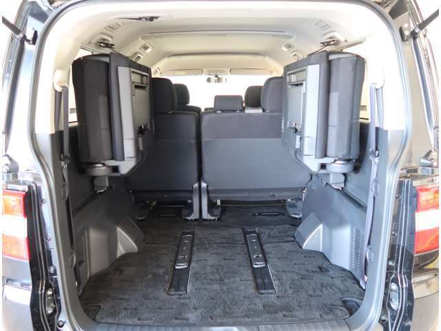 サードシートを跳ね上げることで荷室スペースをさらに広く使用することができます。