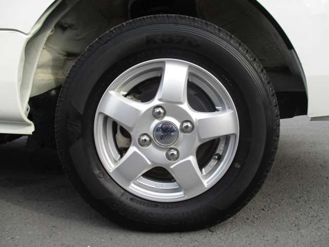＜冷蔵冷凍車＞　デンソー製冷凍機　冷凍冷蔵温度コントローラー　マイナス22℃　観音扉　左側スライドドア　庫内排水口　庫内灯＆非常ブザー　社外12インチアルミホイール　AM・FMラジオ　ドアバイザー