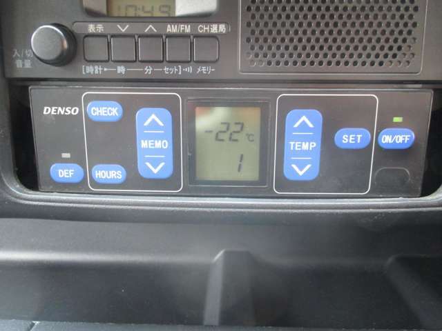 ＜冷蔵冷凍車＞　デンソー製冷凍機　冷凍冷蔵温度コントローラー　マイナス22℃　観音扉　左側スライドドア　庫内排水口　庫内灯＆非常ブザー　社外12インチアルミホイール　AM・FMラジオ　ドアバイザー