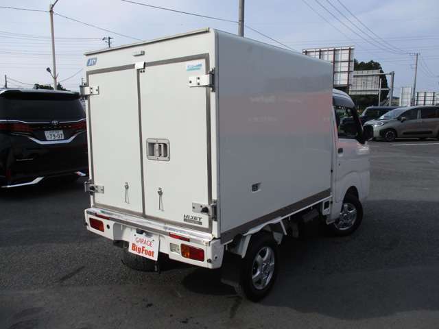 ＜冷蔵冷凍車＞　デンソー製冷凍機　冷凍冷蔵温度コントローラー　マイナス22℃　観音扉　左側スライドドア　庫内排水口　庫内灯＆非常ブザー　社外12インチアルミホイール　AM・FMラジオ　ドアバイザー