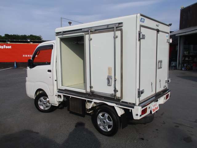 ＜冷蔵冷凍車＞　デンソー製冷凍機　冷凍冷蔵温度コントローラー　マイナス22℃　観音扉　左側スライドドア　庫内排水口　庫内灯＆非常ブザー　社外12インチアルミホイール　AM・FMラジオ　ドアバイザー
