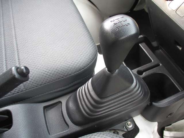 ＜冷蔵冷凍車＞　デンソー製冷凍機　冷凍冷蔵温度コントローラー　マイナス22℃　観音扉　左側スライドドア　庫内排水口　庫内灯＆非常ブザー　社外12インチアルミホイール　AM・FMラジオ　ドアバイザー