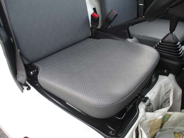 ＜冷蔵冷凍車＞　デンソー製冷凍機　冷凍冷蔵温度コントローラー　マイナス22℃　観音扉　左側スライドドア　庫内排水口　庫内灯＆非常ブザー　社外12インチアルミホイール　AM・FMラジオ　ドアバイザー