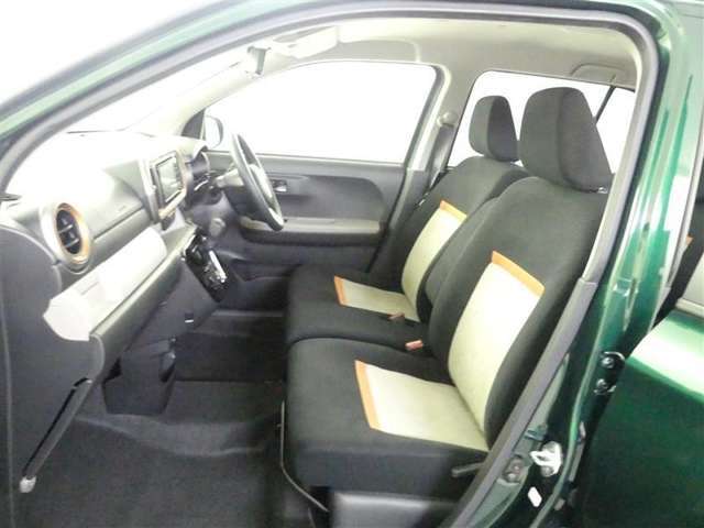 ベンチシートで運転席・助手席もゆったり広々