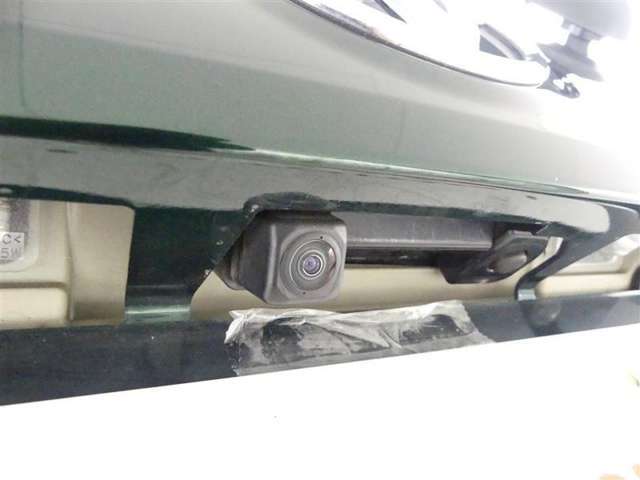 バックカメラが付いているので後方確認が非常にしやすいです。今や運転初心者も熟練者も必須装備！ついていて損はないですね♪