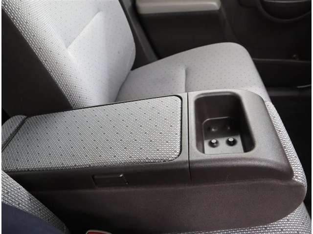 運転席センターに大型収納もございます。