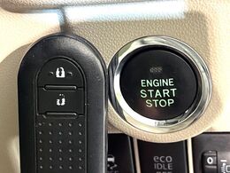 【キーフリーシステム】カバンやポケットに入れたままでもドアの施錠・解錠が可能なスマートキーを装備。エンジンのオン・オフ時もカギを取り出す必要が無いからとっても便利です♪