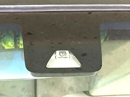 【スマートアシスト】走行中に前方の車両等を認識し、衝突しそうな時は警報とブレーキで衝突回避と被害軽減をアシスト。より安全にドライブをお楽しみいただけます。