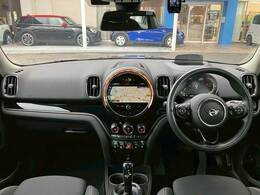 MINIならではのコックピット！！高級感があり、かつシンプルなデザインが飽きがこないとご好評いただいております。スイッチ一つ一つにも「こだわり」とセンスを感じます。