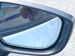 【ブラインドスポットモニタリング】走行中、ドアミラーの死角になりやすい箇所に後続車が接近するとサイドミラー付近に警告を表示、ドライバーに注意喚起をしてくれます。