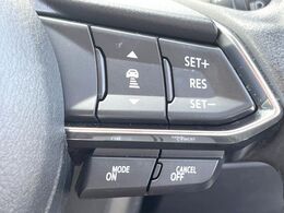 【マツダ・レーダークルーズコントロール】高速道路での長距離走行が楽に！自動で速度を保つクルーズコントロールが、衝突軽減システムと連携し、前方の車両を感知して車間を保つように速度調節してくれます！！