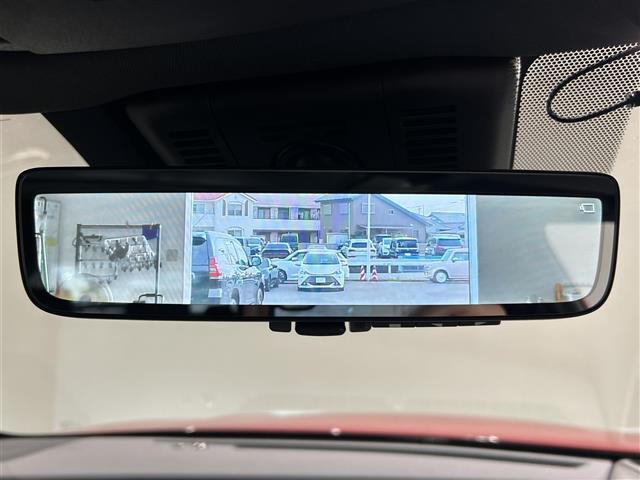 【デジタルインナーミラー】車両後方カメラの映像をミラーに映すことが出来ます。　そのため、後席に人や荷物があって後方が見えづらい場合でもしっかり視界を確保することが出来ます。