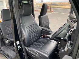 車内運転席の画像です。シート専用クリーナーにて洗浄しておりますのでとても綺麗です。レザー調シートカバーがついております。とてもかっこいいですよ♪