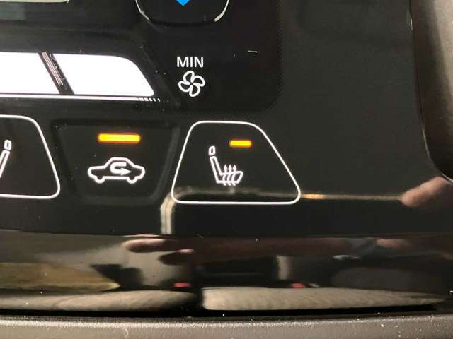 シートヒーターが装備されております！寒い時期の冬場には暖かく、一年通して快適に過ごせる優れもの☆エアコンで乾燥しやすい車内も防ぐ事ができます