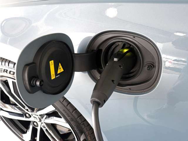専用コードを接続するだけで簡単に充電が行えます。Recharge UltimateT8AWD plug-in hybridは、走行中の充電のほか、自宅などに設置された充電機器からの充電が可能です。