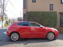 長4350mm幅1800mm高1460mmホイールベース2635mmトレッド前後1555mm重量1.4tタイヤ225/40R18デザイン15スポークアルミ・リアスポ・4輪レッドブレンボ製キャリパー装備