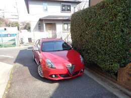 丸みを帯びた秀逸なデザイン、さすがイタ車と言える眺めを備え、どの角度からの眺めも、美術品のような出来映えに心が動かされます。走行美を想像するだけでも、心躍る躍動感を是非とも味わって頂きたいジュリエッタ