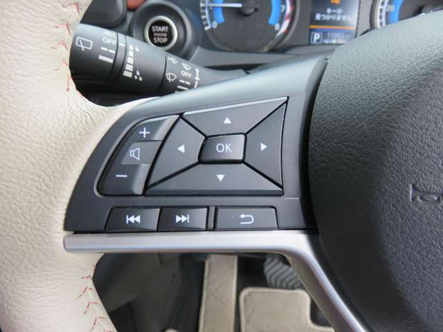 ハンドルに付いたコントロールスイッチ　走行中でもハンドルから手を離すことなくメーター内のインジケーターの表示切替・AVの音量調整やメディアの切り替えが出来ます。